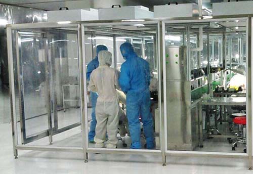 百級(jí)潔凈棚工作原理:風(fēng)機(jī)從FFU頂部將空氣吸入,經(jīng)初效過濾器,高效過濾器過濾,過濾后的潔凈空氣在整個(gè)出風(fēng)面以0.45m/s±20%的風(fēng)速勻速送出到潔凈棚內(nèi)。