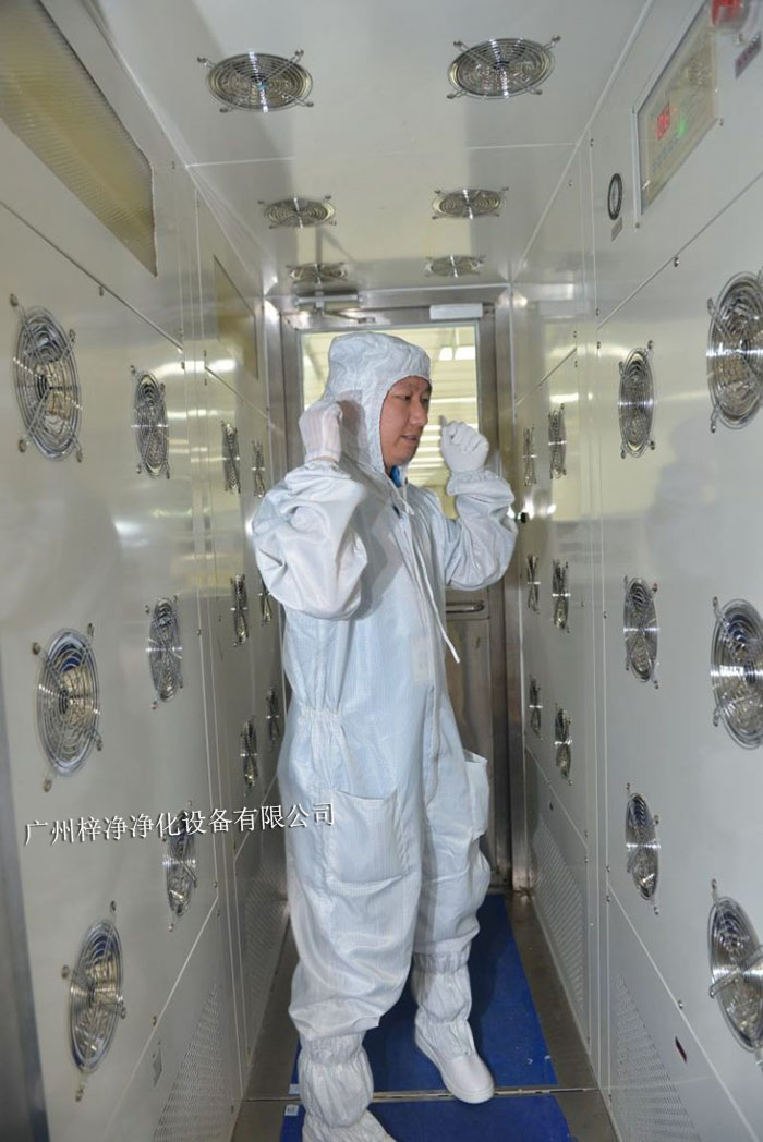 風淋室不僅可以為工作人員提供清潔的空氣環境，還可以對物料進行凈化處理。