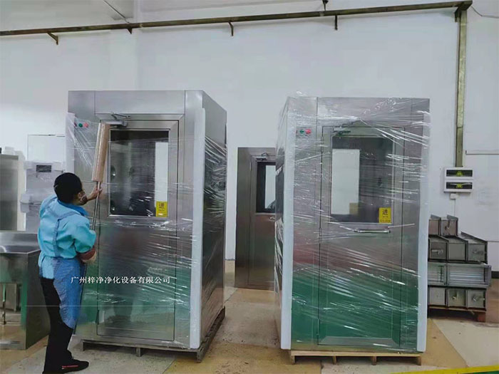 風(fēng)淋室作為一種重要的潔凈室設(shè)備在運(yùn)輸前，應(yīng)對(duì)風(fēng)淋室進(jìn)行徹底的清潔和檢查，確保無(wú)損壞。