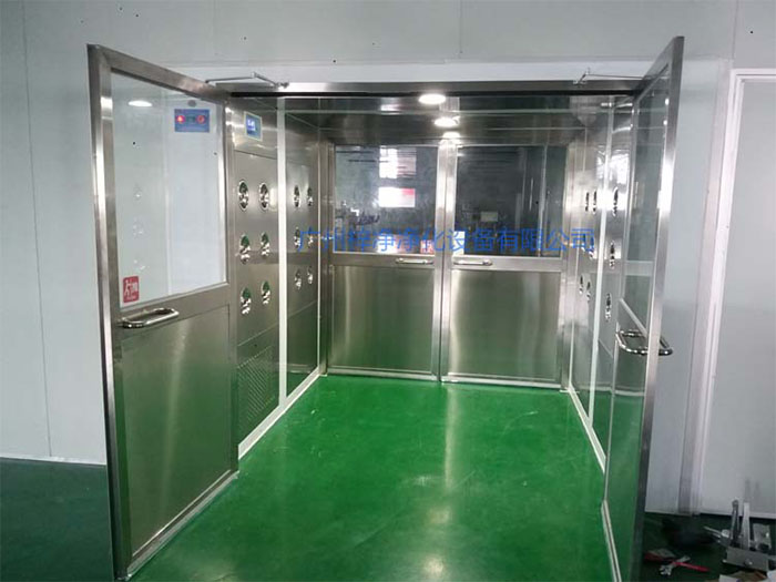 貨淋室主要用于物料表面的除塵，常用于生產(chǎn)線或倉(cāng)庫(kù)的出口處。