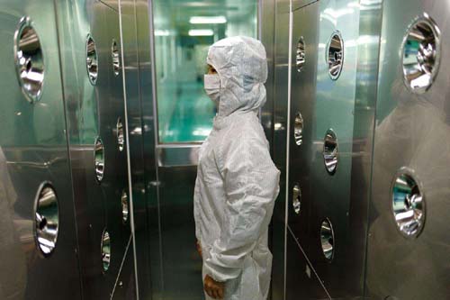 風淋室工作原理是通過高速氣流的沖擊，有效清除進入潔凈室的人員、物料表面攜帶的塵埃和污染物。