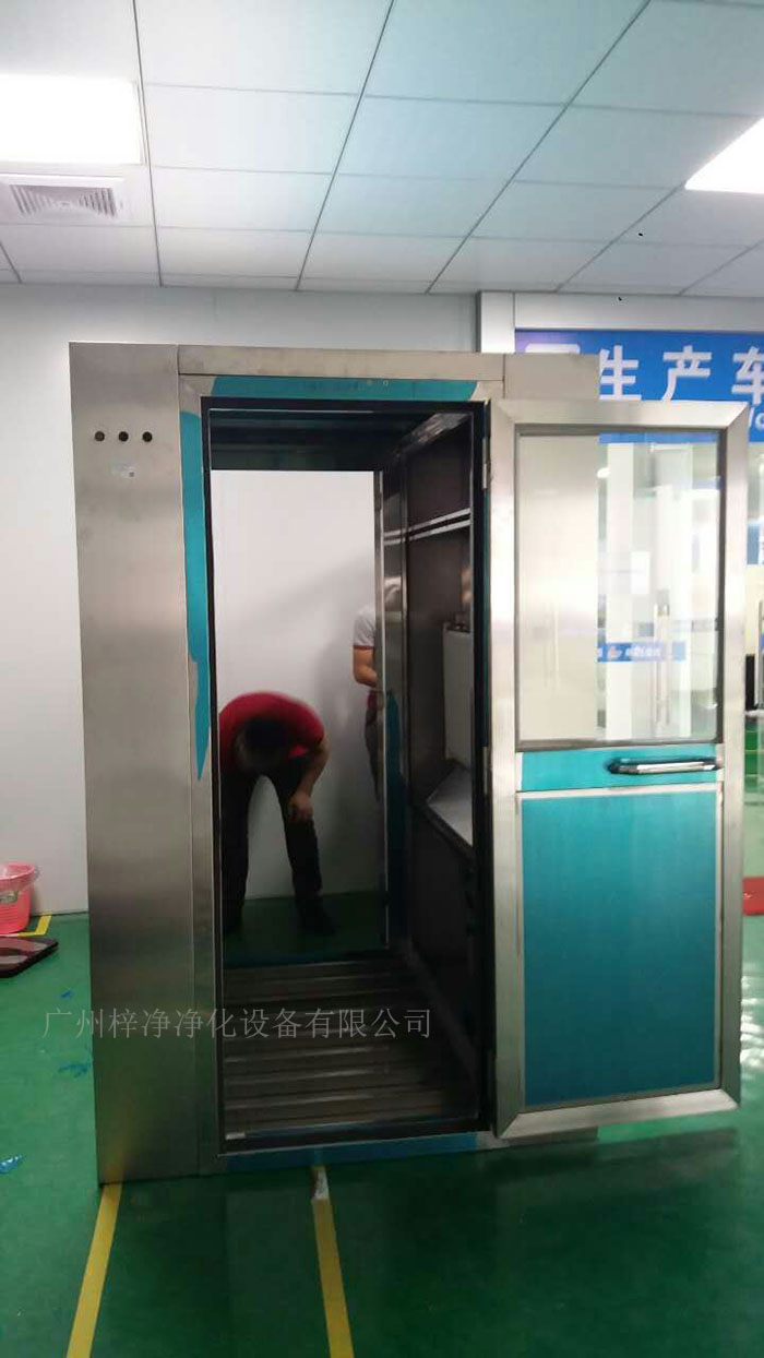 安裝風淋室的地面應(yīng)平整，如有必要，應(yīng)進行找平和加固處理。