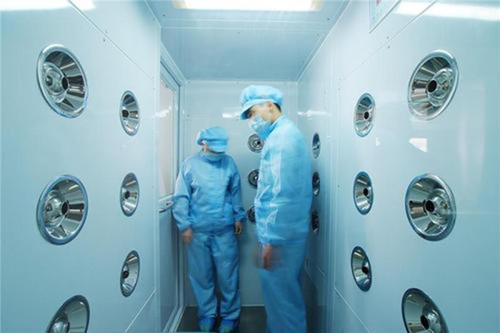 進(jìn)入風(fēng)淋室前，應(yīng)佩戴專(zhuān)用鞋套和帽子，鞋套應(yīng)與地面接觸面完全覆蓋，帽子則應(yīng)能覆蓋頭發(fā)，防止頭發(fā)飛揚(yáng)。