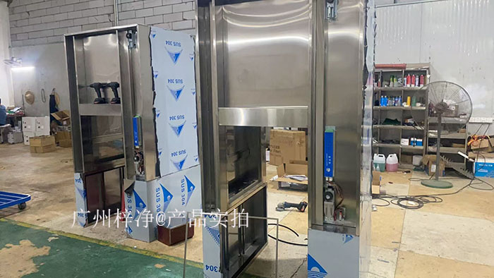 全自動(dòng)感應(yīng)輸送帶傳遞窗的電氣問(wèn)題處理需要從選型、安裝、運(yùn)行、維護(hù)、故障處理及安全注意事項(xiàng)等多方面進(jìn)行全面考慮。