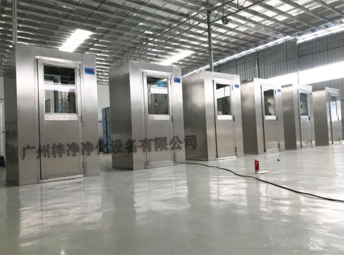 風淋室可以有效去除進入實驗室人員的衣物、頭發(fā)等表面攜帶的塵埃和微粒，降低實驗室內(nèi)的污染風險。