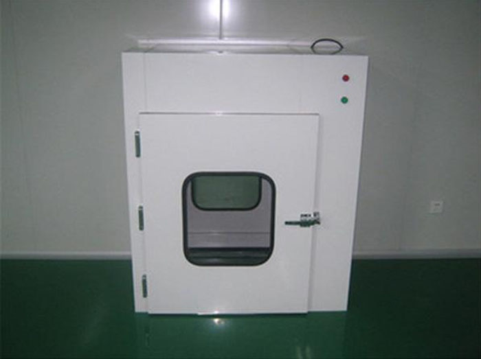 落地式傳遞窗在物料進出潔凈區(qū)，必須嚴格與人流通道分開，由生產(chǎn)車間物料專用通道進出。