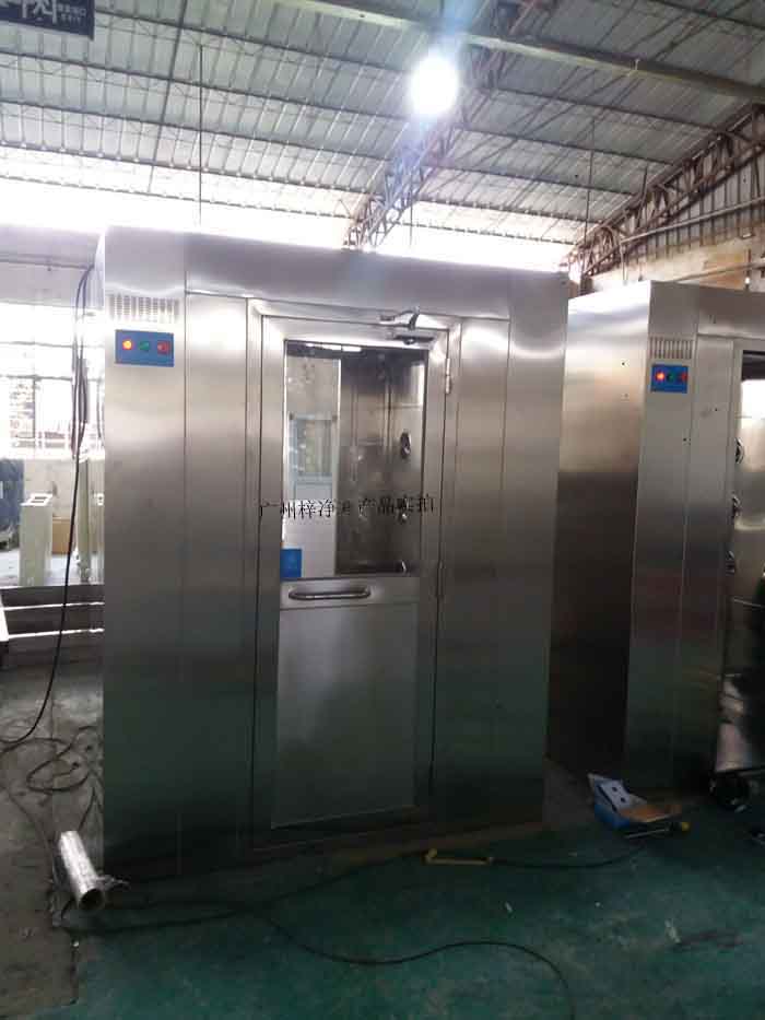 風淋室在潔凈室半導體、藥品生產、食品加工等行業中扮演著至關重要，