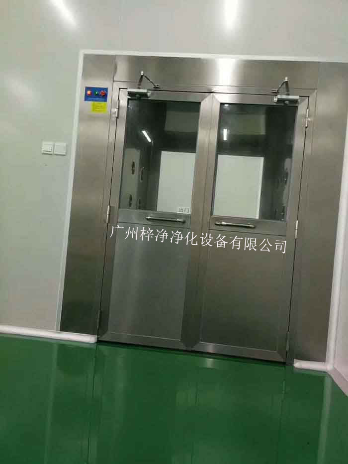 風淋室的主要功能是利用高速氣流對人體或物品進行吹淋，迅速去除其表面的塵埃和微粒，從而達到潔凈的目的。