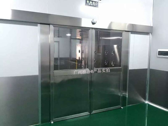 自動門風(fēng)淋室采用自動感應(yīng)技術(shù)，當(dāng)人員接近時，門會自動開啟，人員通過后自動關(guān)閉。