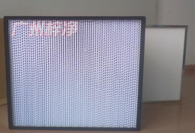HS有隔板高效過濾器可廣泛用于光學電子、LCD液晶制造，生物醫(yī)藥、精密儀器、飲料食品，PCB印刷等行業(yè)無塵凈化車間的空調(diào)末端送風處。